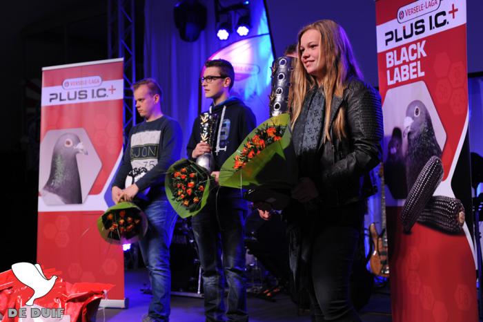 De winnaars van de Gouden Duif Junior 2015 op het podium.