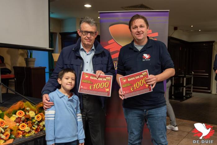 De winnaars van een cheque van € 1000 op zondag.