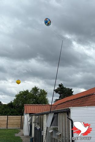 Ballonnen om de duiven in de lucht te houden.