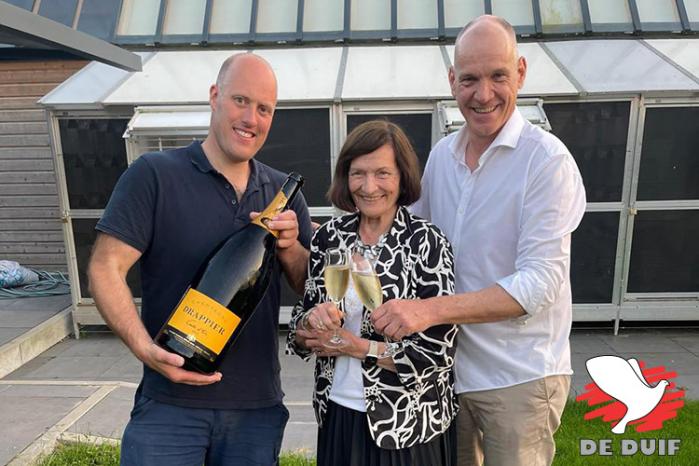 De nationale winst wordt uitbundig gevierd door Team Hooymans WVL!