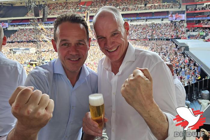 John en Jan op het concert van Guus (Meeuwis), dit was de eerste foto nadat bekend werd dat “Anja” 1e nationaal won! 