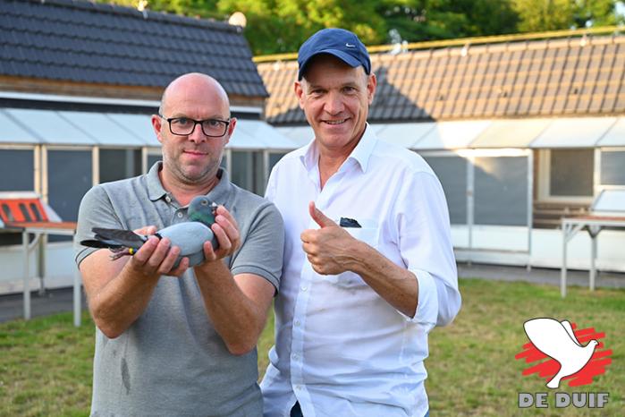 Gregory Bekaert en Jan Hooymans vieren de nationale overwinning.