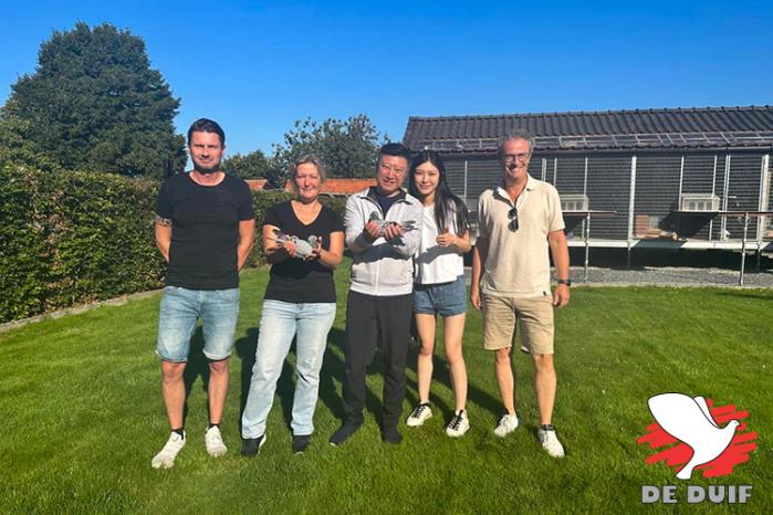 Het team achter Kaier (vlnr): Rob Claes en Kristel Ariën, Mr. Xing Wei (alias Kaier) en zijn dochter Harriet, en Pascal Ariën.