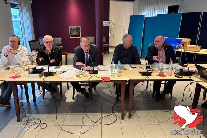 De nieuwe bestuursploeg bestaande uit (van links naar rechts) ondervoorzitter Marius Boboc, ondervoorzitter en voorzitter Nat. Sportcomité Dany Vandenberghe, voorzitter Johan De Schouwer, penningmeester Erik Joris en juridisch raadgever Gino Hoebrechts.	