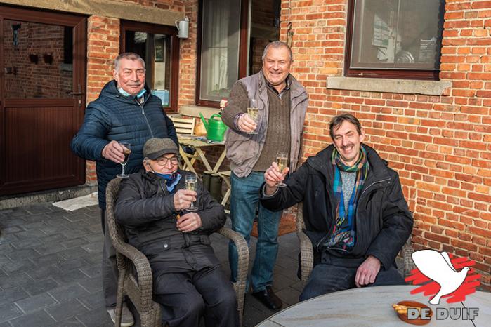 V.l.n.r. buurman en supporter Laurent, mentor Leon Kemerlinckx en het triomfantelijke duo Michel Lossignol en Geert Vlaeyen toasten op hun Gouden Duif-overwinning.