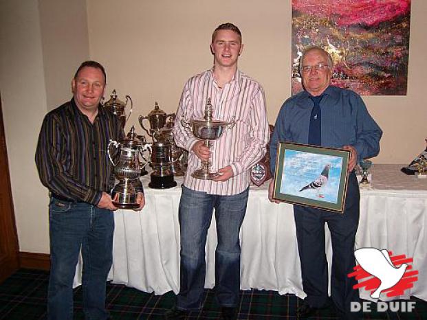 George, Willie en Paul Macaloney, trotse winnaars van de eerste editie van de Gouden Duif Verenigd Koninkrijk & Ierland.