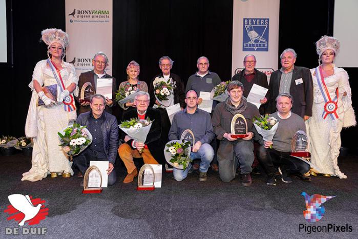 Nationale Kampioenen midfond aangewezen : 1 Derksen-v.d. Keuken, Almelo 2 SG Hofland, Goch 3 Lucas Scholten, Sneek 4 Rikus v. d. Mheen, Nijkerkerveen 5 Comb L. Stabel & Zn, Goirle 6 J. Rijnsburger sr., Amsterdam 7 C. van Wezel, Kaatsheuvel 8 Brouwers/Goossens, Lepelstraat 9 Comb. Verbree, Putten 10 L. van den Hoek, Zierikzee.