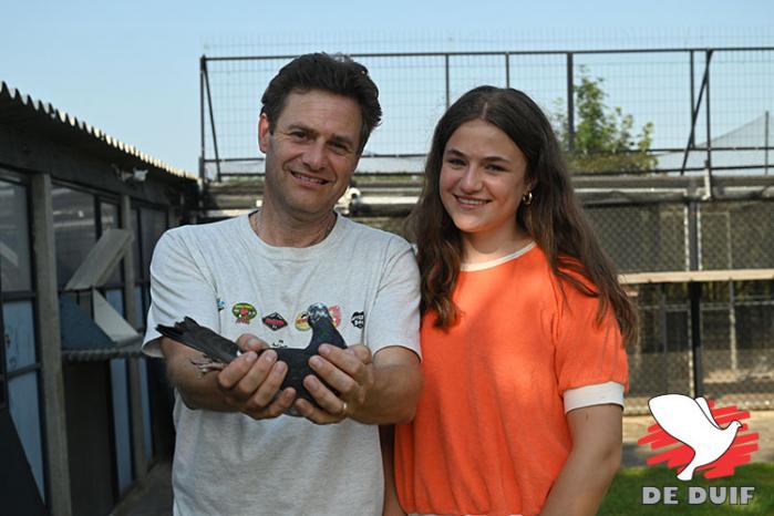 Kristof Mortelmans wint niet alleen Valence bij de jaarse, hij heeft ook de snelste van alle 3339 deelnemende duiven. Kristof Mortelmans wint niet alleen Valence bij de jaarse, hij heeft ook de snelste van alle 3339 deelnemende duiven.