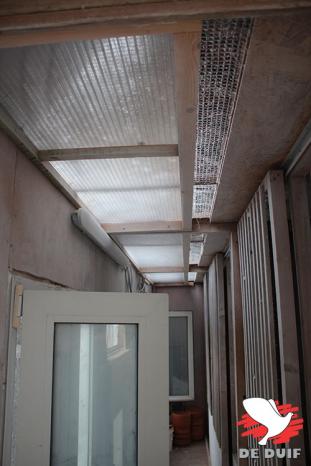 De binnenkant van het tuinhok met de aan- gepaste verluchtingsopening in het plafond.