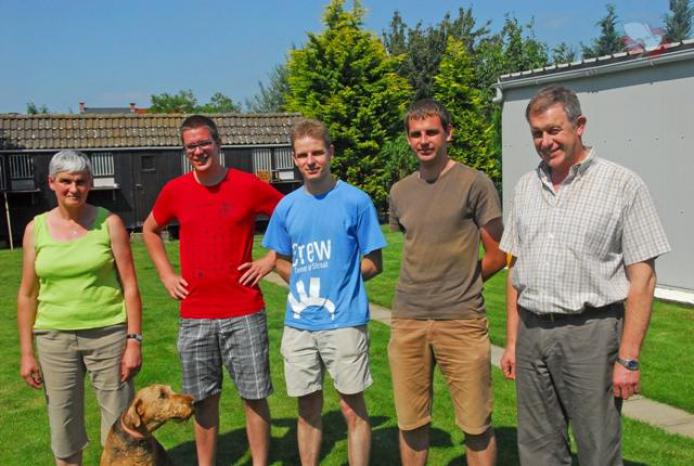 De familie Rommelaere : moeder Sonja, Joris, Jeroen, Jan en vader Johan. Een levend voorbeeld van duivensport als gemeenschappelijke passie voor heel het gezin.