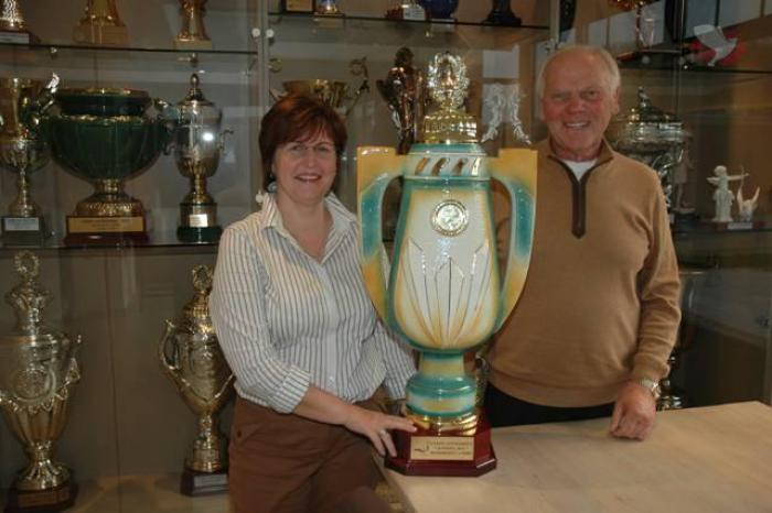 Anette en André poseren voorlopig nog met de Uniontrofee van vorig jaar. Maar eens de oogst van 2012 binnen is de trofeeënkast beslist aan uitbreiding toe.