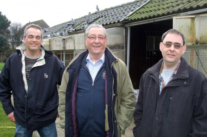 Jaap en Adriaan Scheele met buurman en supporter Simon van Hoeve (l.)