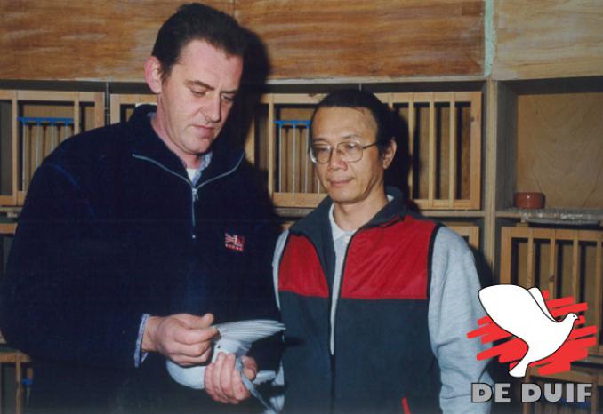 Luc Sioen met zijn Taiwanese partner Deng Fu Chuang. Samen richtten ze in 1992 de International Lofts Great Wall op in Moorslede. De hokken werden bevolkt met de allerbeste duiven die er toen vlogen.