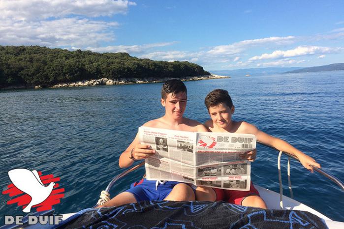 De broers Ruben en Jelle Smits delen hun krant in Kroatië!