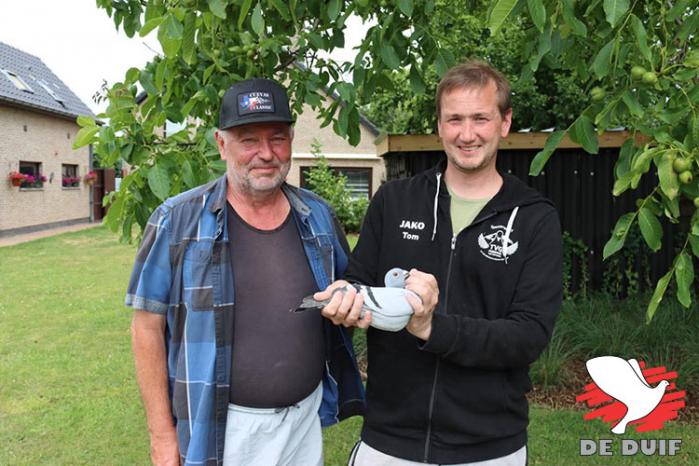 Tom Van Gaver kende andermaal een superseizoen. Naast de overheersing bij de Allround Asduiven, wordt hij ook 1e Alg. Kampioen Oost-Vlaanderen, 2e Nat. Algemeen Kampioen en haalt hij liefst 11x top 10 in de nationale kampioenschappen 2025! Tom Van Gaver kende andermaal een superseizoen. Naast de overheersing bij de Allround Asduiven, wordt hij ook 1e Alg. Kampioen Oost-Vlaanderen, 2e Nat. Algemeen Kampioen en haalt hij liefst 11x top 10 in de nationale kampioenschappen 2025!