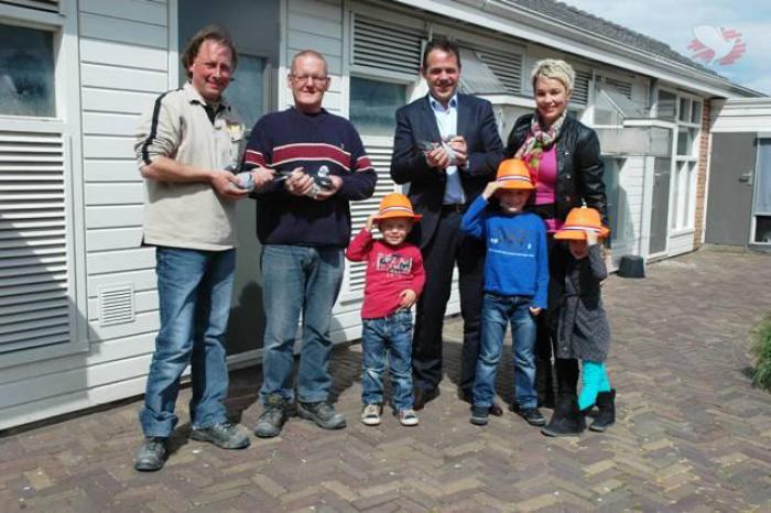 John en Anja van Wanrooij met de kinderen Willem, Isa en Guus en links de verzorgers Rien en Henri : samen genieten van duivensport op hoog niveau 