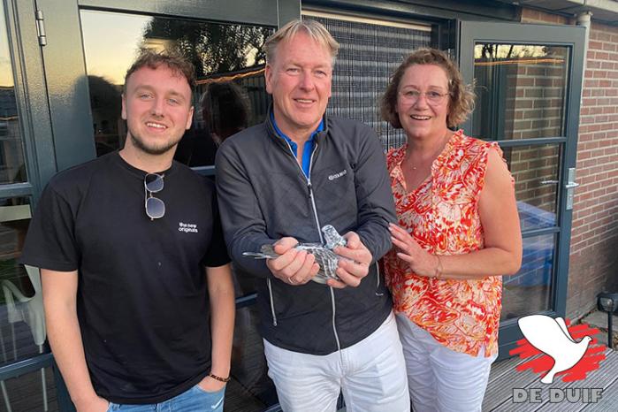 Cor en Erwin Van Wijk winnen Internat. Agen en hebben de snelste van alle 26.796 deelnemende duiven.