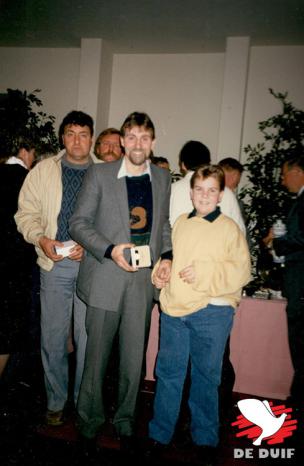 Gerard en Bas Verkerk bij het afhalen van een trofee voor hun 7 Nat. St-Vincent. Er zullen nog veel trofeeën volgen, daar is Bas dan al stiekem van overtuigd.