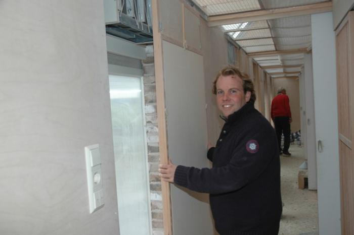 De hokken van oud en jong worden via een schuifdeur verduisterd.