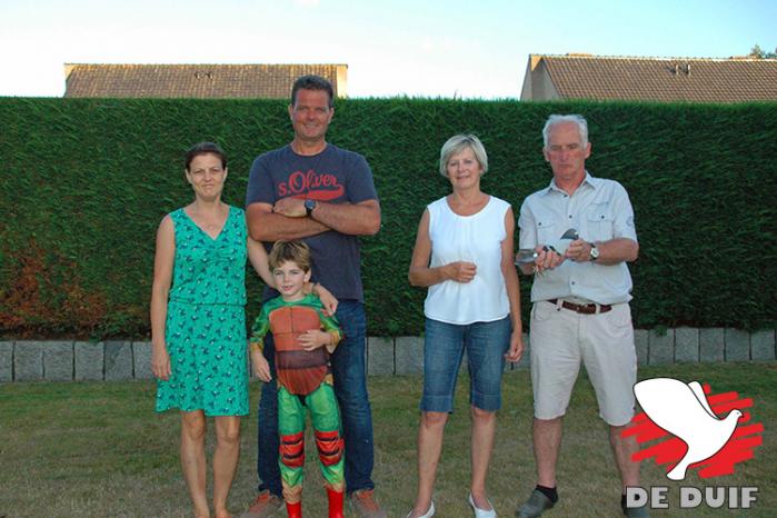 De familie Vermassen viert de overwinning.