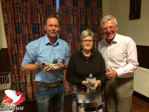 Winnaars van de verloting van twee jonge duiven: Marco Braspenning (links) and Irene Bols (midden) met rechts van hen Willem de Bruijn. / Winners of the lottery of two young birds: Marco Braspenning (left) and Irene Bos (centre) and to their right Willem de Bruijn.