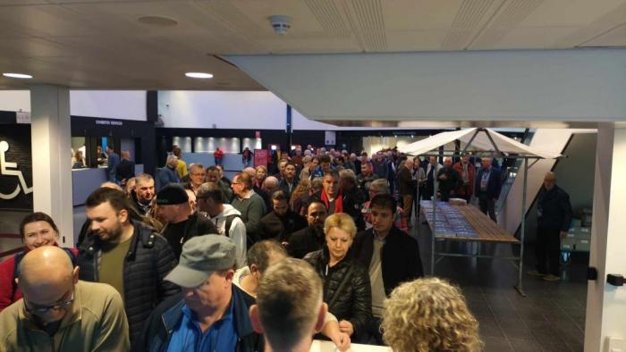 De wachtrij aan de inkom... De wachtrij aan de inkom...