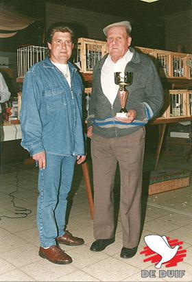 Vader Adolf Machiels (rechts) overleed in 2000 op het duivenhok.