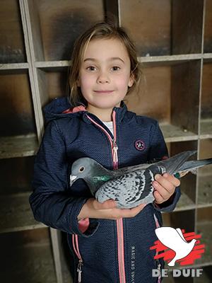 Dochter Lola met een van haar lievelingen. Wat dacht u van de ‘duivenhandling’ van deze 6-jarige jongedame? Is het geen plaatje?