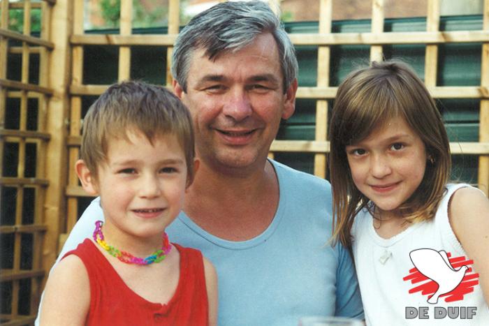 Nonkel Albert met neefje Gerry en nichtje Debby in 1997.