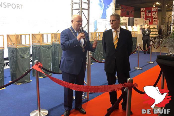 Officiële opening van de beurs door NPO-voorzitter Maurice van der Kruk en burgemeester van Nieuwgein, Frans Opening van de beurs door burgemeester Backhuijs.