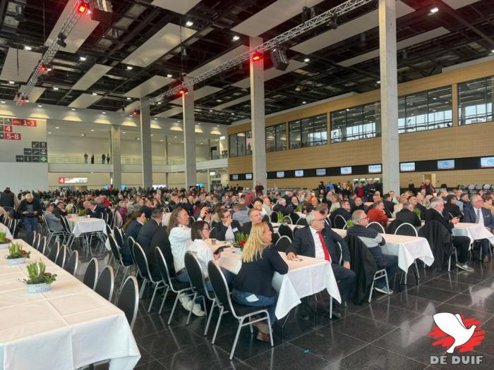 Opening van de beurs door dhr. Martin Stiens, voorzitter van de Duitse duivenbond. Opening van de beurs door dhr. Martin Stiens, voorzitter van de Duitse duivenbond.