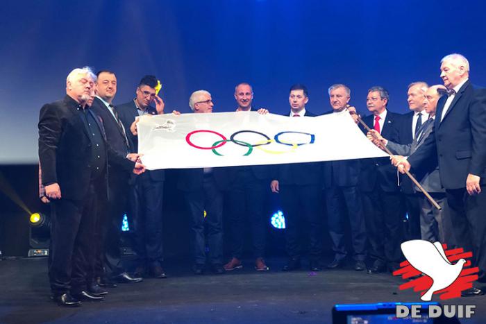 Overhandigen Olympische vlag aan Roemenië.