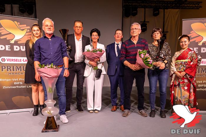 Michael Schmell (linksvoor) tijdens de huldiging van de Internationale Zware Fond Gouden Duif!