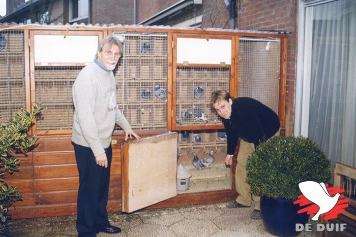 Het rennetje waaruit de duivinnen gespeeld werden in Alphen a/d Rijn. Het simpelst mogelijke hok, aldus Bas, maar veruit het beste dat ze ooit gehad hebben ! 