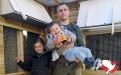 Winnaar van de Internationale Zware Fondcompetitie Gouden Duif Mario de Vogel met zijn twee kinderen.