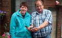 Bob en zijn dochter met winnende duif "De Moolenaar".