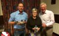 Winnaars van de verloting van twee jonge duiven: Marco Braspenning (links) and Irene Bols (midden) met rechts van hen Willem de Bruijn. / Winners of the lottery of two young birds: Marco Braspenning (left) and Irene Bos (centre) and to their right Willem de Bruijn.