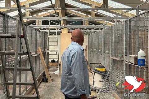 De jaarlijkse “grote kuis” op de kweekhokken is in volle gang.