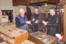 John Gladwin en John Cowlin in november 2015, toen ze alle gekochte duiven bij Frans Zwols ophaalden. Een gouden zet, zo blijkt achteraf! 