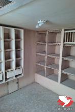 Binnenzicht bakken duivinnenhok.