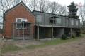 Het vlieghok onder de golfplaten in Ham...