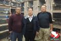 Mr. Terada (midden) van Sanyu Loft werd de gelukkige koper van “Jopeke” en “Ricardo” (88e Nat. Barcelona 2021). Via Tadashi Ishihara (links) van Champion Trade Co. Ltd. verhuisden liefst 40 duiven naar Japan!