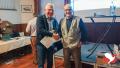 Willem de Bruijn met de winnaar van de loterij voor aanwezigen. (De winnaar onder de online bieders was niet aanwezig.)
