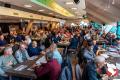 Een stampvolle zaal op zaterdag.