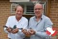 Stefan Steenbergen (r) en vriend-raadgever Henk de Weerd (l) met de 2 snelste Bourges-vliegsters.
