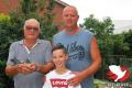 Roger en Jurgen Vervaeke met kleinzoon Berre. Zij haalden met verve de titel van 1e Nat. Asduif Grote Halve Fond Jaarse binnen.
