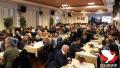 Een stampvolle zaal voor aanvang van de veiling.